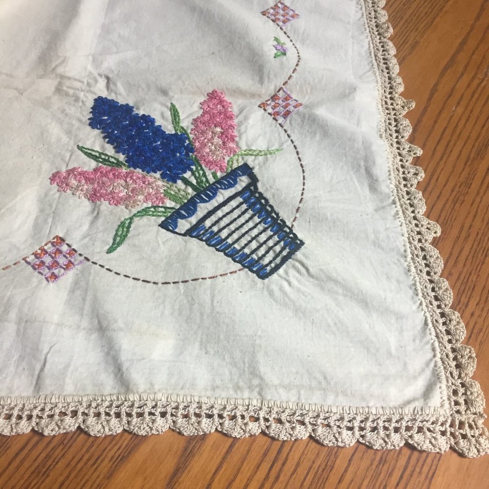 VTG Embroidered Tablecloth 4 Napkins Lilacs - Picture 5 of 15